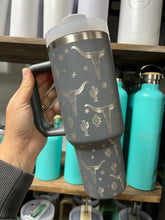 Load image into Gallery viewer, Stainless Steel Insulated 1182ml 1.18L 40OZ Quencher Large Travel Cup with Handle &amp; Straw - Western Print